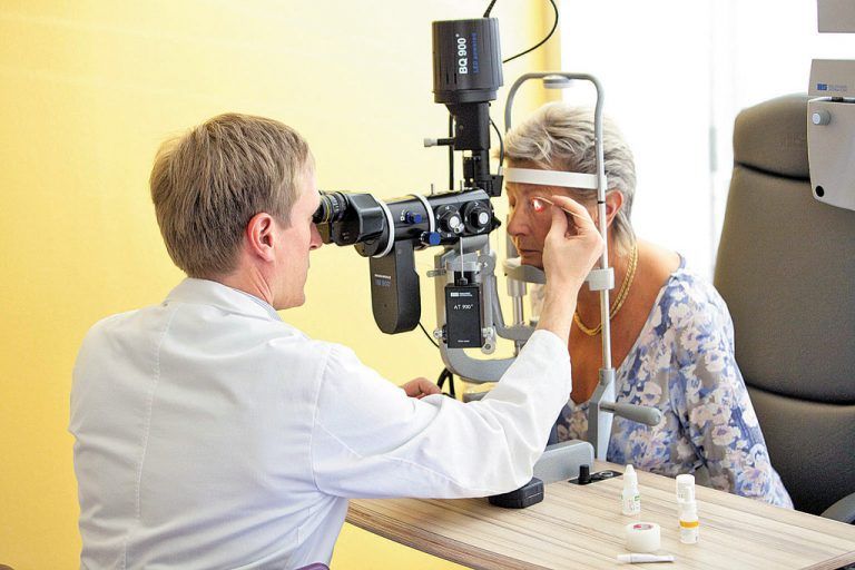 In der Augenabteilung des Landeskrankenhaus Feldkirch herrscht Hochbetrieb. Die Zahl der Eingriffe ist in den letzten Jahren regelrecht explodiert, wie aktuelle Zahlen eines VN-Datenreports zeigen. Innerhalb von nur zehn Jahren haben sich die Operationen auf knapp 7000 mehr als verdoppelt. Neue Operationsmöglichkeiten, neue Medikamente, die operativ in das Augeninnere eingebracht werden können, und eine steigende Zahl an Patienten speziell für Operationen des Grauen Stars hätten zu den Steigerungen geführt, sagt der zuständige Primar Stefan Mennel.Erklären lässt sich der gesteigerte Bedarf unter anderem mit der Alterspyramide. So nehme die Zahl jener Menschen, die für eine OP am Grauen Star infrage kommen, konstant zu.Die jüngsten Zahlen zeigen alleine bei den Operationen des Grauen Stars innerhalb von fünf Jahren Steigerungen um 42 Prozent auf 2720 Eingriffe. An der Entwicklung wird sich so schnell auch nichts ändern. Primar Stefan Mennel rechnet mit einem weiter wachsenden Bedarf.Um die Herausforderungen zu meistern, wurde am LKH umfangreich umstrukturiert und Ressourcen wurden geschaffen. Mit dem Ergebnis ist Mennel zufrieden. „Wir können unseren Versorgungsauftrag deutlich besser wahrnehmen“. Zudem sei die Wartezeit etwa bei der OP des Grauen Star auf maximal drei Monate verkürzt worden.Die den VN vorliegenden Daten zeigen Steigerungen in praktisch allen Bereichen. So hat sich etwa die Anzahl der Netzhautoperationen vervielfacht. Und auch bei der operativen Eingabe von Medikamenten ins Augeninnere (IVOM) sind die Zuwachsraten beachtlich.