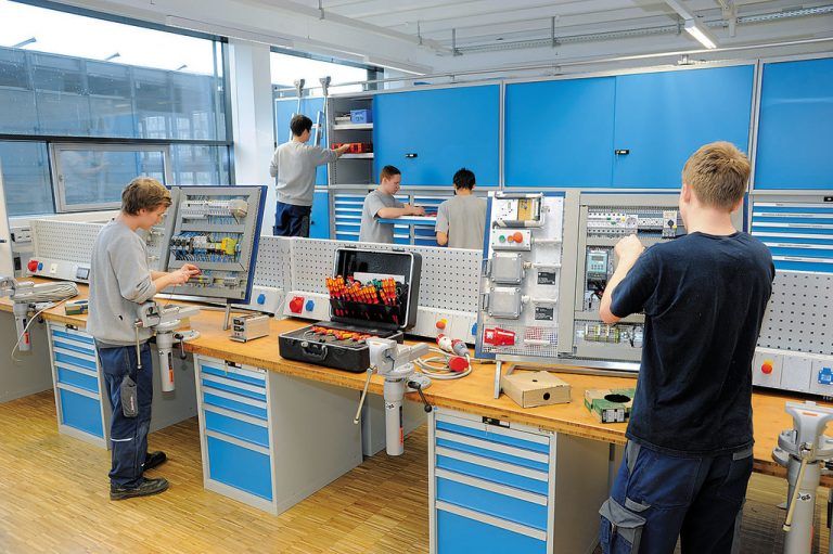 In der neuen Lehrwerkstätte stehen den jungen Leuten helle und lichtdurchflutete Arbeitsräume zur Verfügung. Foto: illwerke vkw