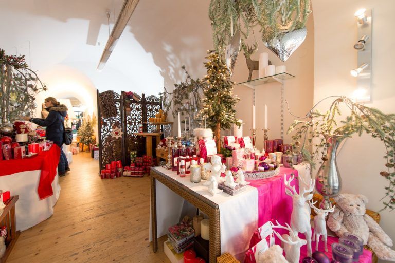 In der Parfümerie bietet Erika Schimek Kosmetika und Accessoires für Jung und Alt. Foto: VN/Stiplovsek