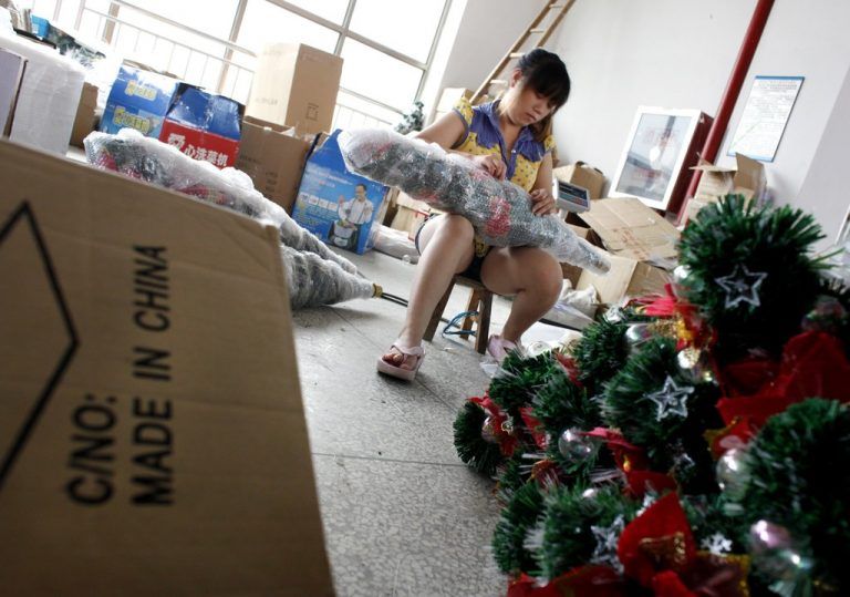 In einer Fabrik in Yiwu, China, werden Plastikweihnachtsbäume hergestellt und in die ganze Welt verschickt.  FOTO: REUTERS