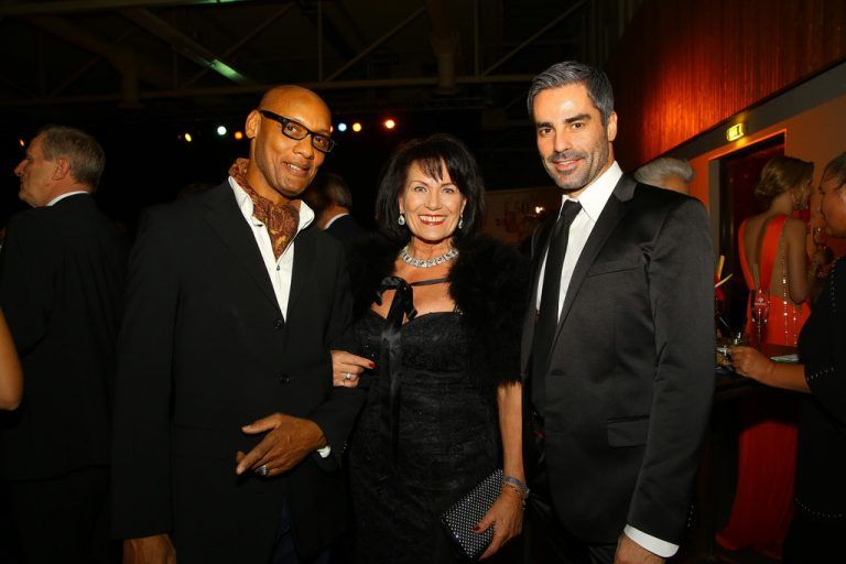 In Festlaune: Steven Adonai (l.) mit Eva Kutzer und Moderator Roman Rafreider.