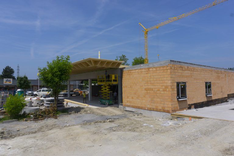 In Lauterach sind bei der Hofer-Filiale die Bauarbeiten voll im Gange, ebenso in Lustenau. Foto: VN/Paulitsch