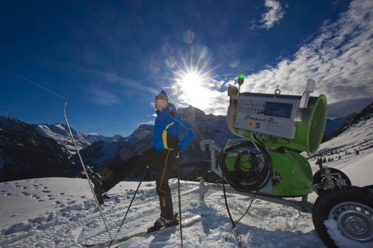 In Lech kann bereits gefahren werden. Die Schneekanonen sind in der Nacht in Dauerbetrieb. Foto: VN/Paulitsch