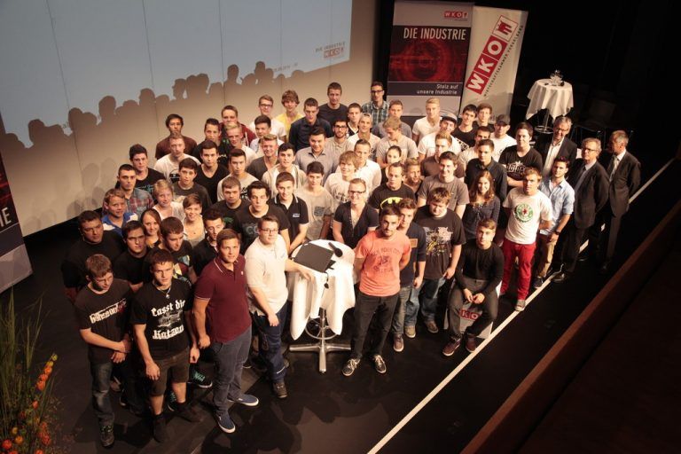 Industrie. Insgesamt 422 Lehrlinge sind in diesem Jahr zu den Lehrlingsleistungswettbewerben der Industrie angetreten: 393 haben die Prüfungen mit Erfolg absolviert, 69 von ihnen sogar mit ausgezeichnetem Erfolg. Die Lehrlingsleistungswettbewerbe, die jeweils am Ende des zweiten Lehrjahres stattfinden, wurden vor 40 Jahren ins Leben gerufen und werden laufend an die aktuellen Ausbildungserfordernisse angepasst.