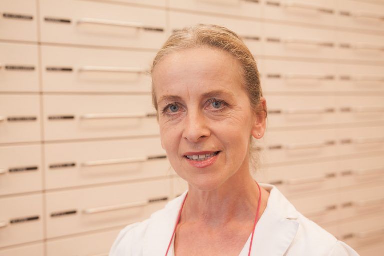 Inge Hartinger, MitarbeiterinIch freue mich, wenn ich meine Kenntnisse in die Arbeit einbringen kann. In der Apotheke zu arbeiten ist viel mehr als bloß Medikamentenausgabe.