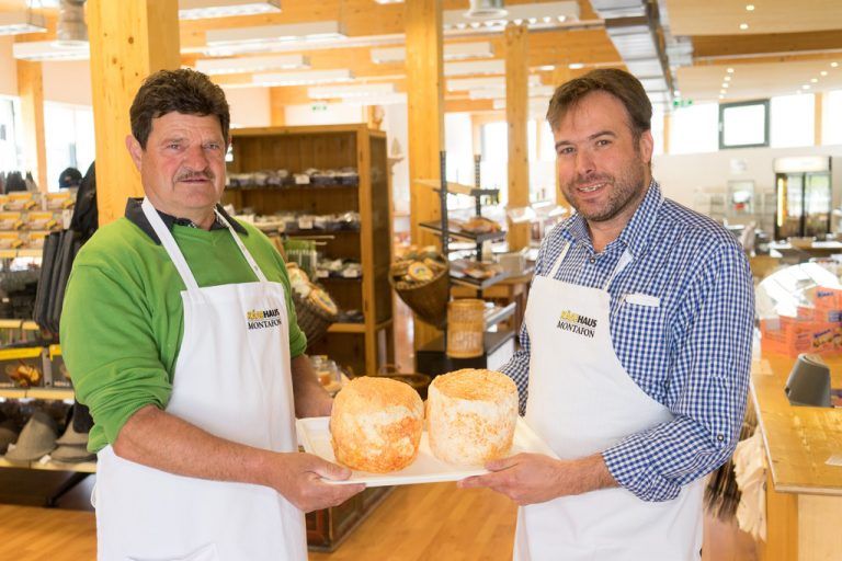 Inhaber Werner Fritz (r.) und Mitarbeiter Christian Tschofen mit dem berühmten Montafoner Sauerkäse. Foto: Stiplovsek