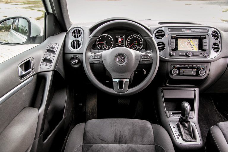Innen: aufgeräumtes Cockpit.