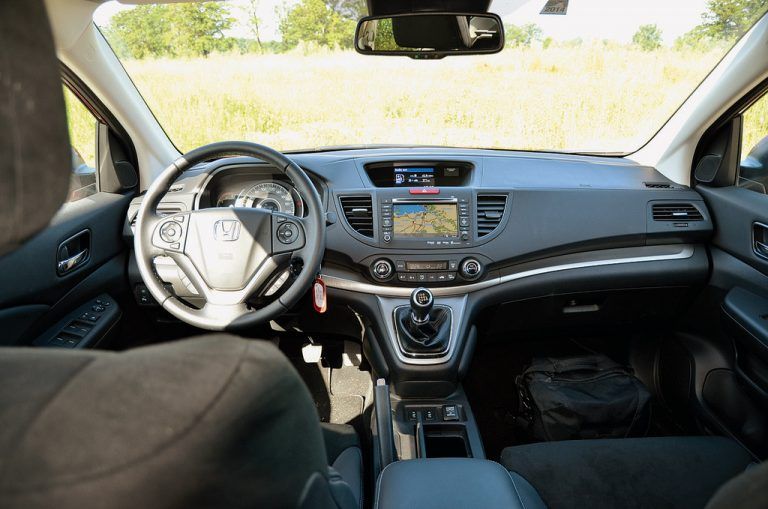 Innen: aufgeräumtes Cockpit.