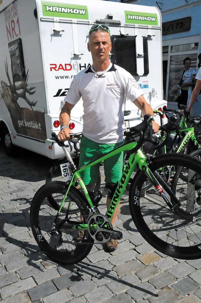 Inspektion der Rennmaschinen: Hans Innerhofer ist während der Ö-Tour das Mädchen für alles beim Vorarlberger Radteam. Foto: AKP