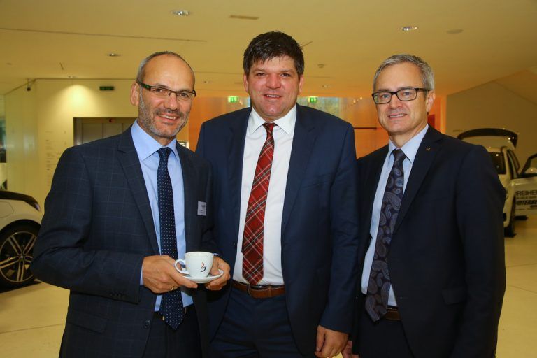 Investor Johannes Schallert (l.) mit Volksbank-Vorständen Stephan Kaar und Helmut Winkler.