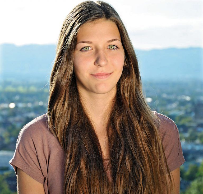 Jasmin Fink,16 Jahre, DornbirnMir ist die Zukunft Europas nicht egal, deshalb gehe ich wählen. Gut finde ich, dass sich die EU-Staaten gegenseitig helfen und der Warenverkehr durch die Abschaffung der Zölle erleichtert wurde. Nachteil: Die Freiheit der Länder wird etwas eingeschränkt.