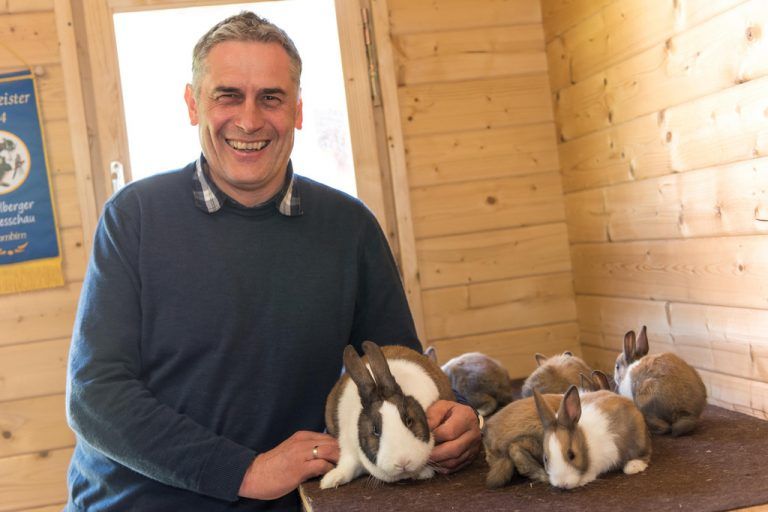 „Jedes Kind sollte wissen, wie sich ein Hase anfühlt oder wie Hennen gackern“, formuliert Reinhard Seeber eines seiner Ziele. Foto: Stiplovsek