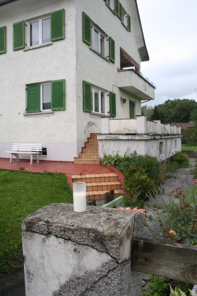 Jemand hat am Tatort eine Kerze angezündet.   