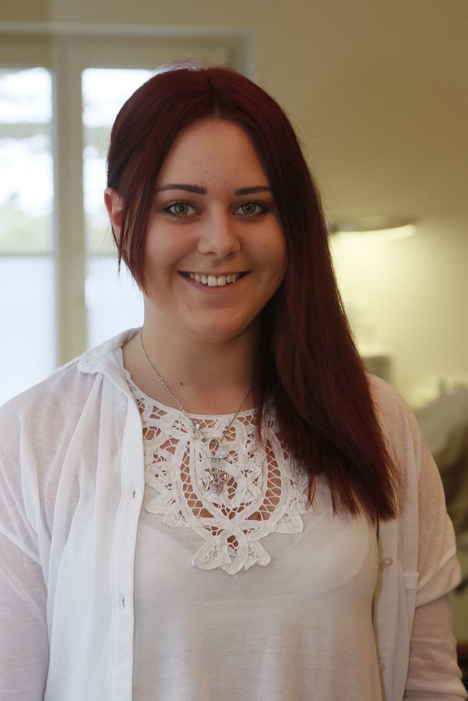 Jennifer Staskewitsch, KosmetikerinIch arbeite seit sieben Jahren in diesem Salon. Mit meiner Chefin und den Kunden ist der Umgang sehr familiär. Am liebsten mache ich Fußpflege.