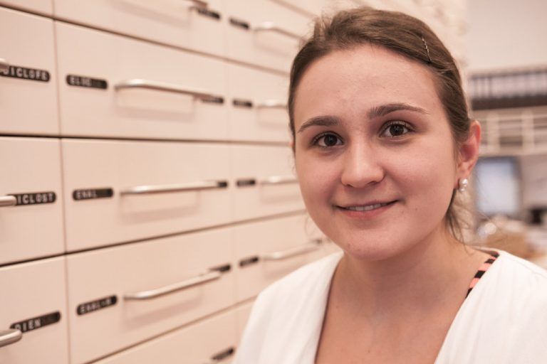 Jessica Lampert, MitarbeiterinIch arbeite seit fünf Jahren hier, und es gefällt mir wie am ersten Tag. Im arbeite viel im Labor und habe ebenso gern Kontakt mit den Menschen.