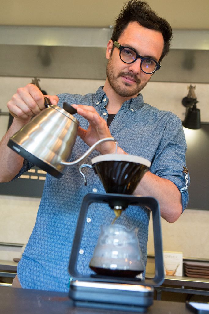 Johannes Handle will in seiner Rösterei die Leidenschaft für kurz gerösteten Kaffee vermitteln. Foto: VN/Hartinger