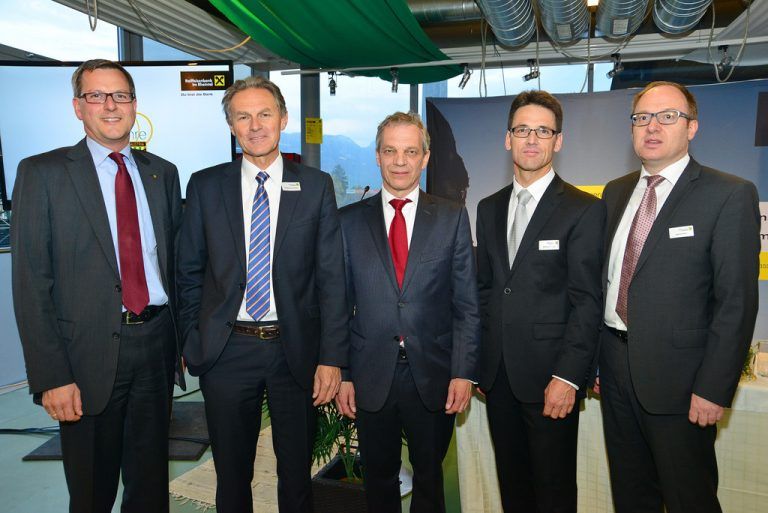 Johannes Ortner (RLB), Vorstandsdirektor Wolfgang Zumtobel, AR-Vorsitzender Heinz Grabher, Wilfried Amann und Gernot Erne präsentierten die Zahlen (v. l.).