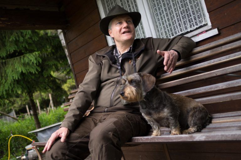 Josef Bayer mit seiner Betty: Schon als „Mändli“ fühlte sich der Lustenauer als Jäger. Foto: VN/Hartinger
