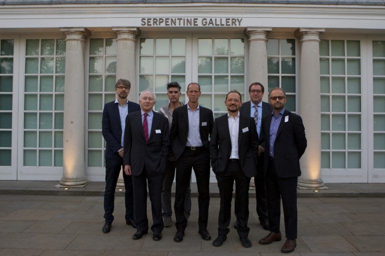 Jürg Zumtobel mit den Gewinnerstudios in allen drei Kategorien nach der Preisverleihung in London.  Foto: Zumtobel  
