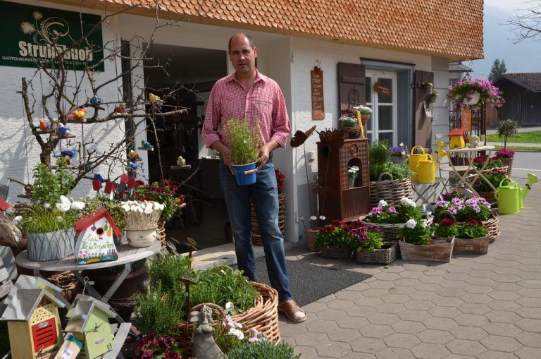 Jürgen Beer ist Gärtner aus Leidenschaft. Seine Gartenwerkstatt ist mitten in Bezau. Foto:VN/Reiner