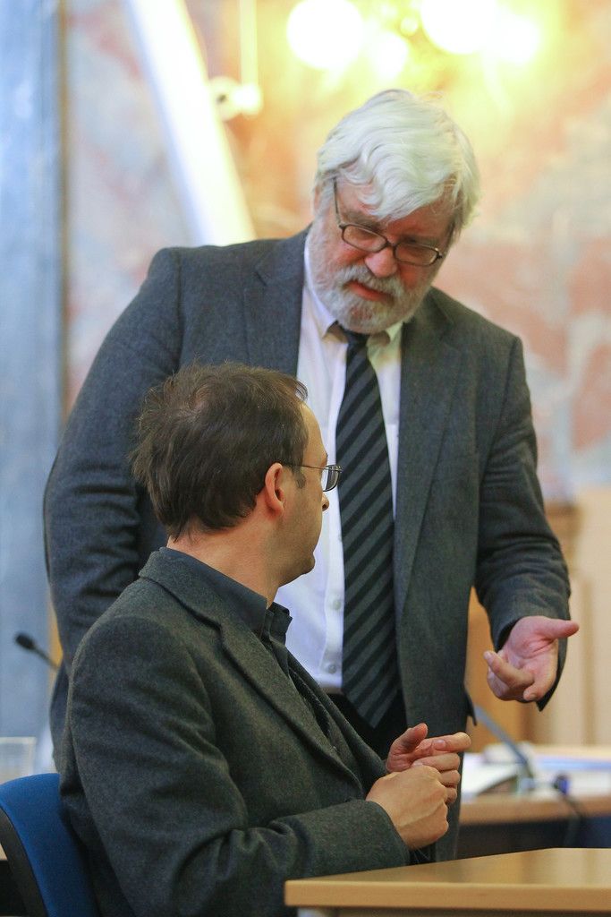 Jürgen H. mit seinem Anwalt Klaus Grubhofer. Der ist für den Hauptangeklagten mehr als nur ein Anwalt. Foto: VN/Hofmeister