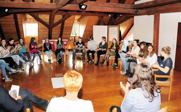 Jugendliche präsentieren ihre Ergebnisse beim Jugendtag. Fotos: Alfons J. Kopf