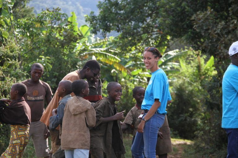 Julia Chukwuma genießt die Begegnung mit den wissbegierigen Jugendlichen in Burundi in vollen Zügen. Foto: Chukwuma