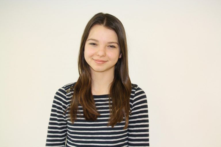 Julia FinkWir machen eine Videoreportage zum Thema WhatsApp, dieses Thema haben wir uns selbst ausgesucht. Wir recherchieren selber am Computer und können Interviews auch außerhalb der Schule machen. Ich finde es gut, weil es mal was anderes ist und man nicht nur in der Klasse sitzt.