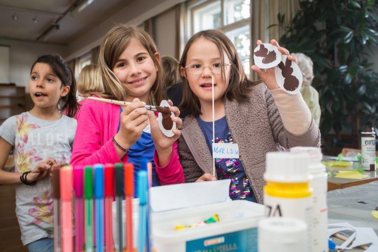 Juliana (8) und Marlene (9) bringen die schönsten Osterhasen zu Papier.