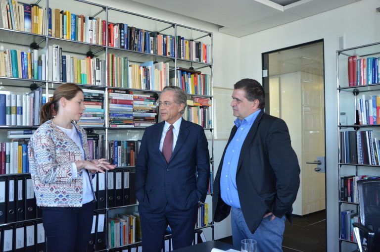 Junge-Wirtschaft-Vorsitzende Stefanie Walser und Prof. Fredmund Malik im Gespräch mit VN-Redakteur Andreas Scalet (v. l.).