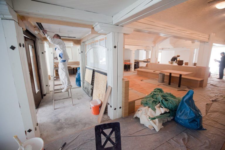 Kann teuer und sehr umständlich werden: Der Umbau eines Gastronomie- oder Hotelleriebetriebes. Foto: Symbol, VN/Steurer