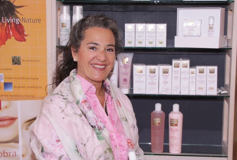 Karin Amann bietet in ihrem Kosmetik-Atelier eine vielfältige Palette an Wohlfühl-Behandlungen an. Foto: Hechenberger