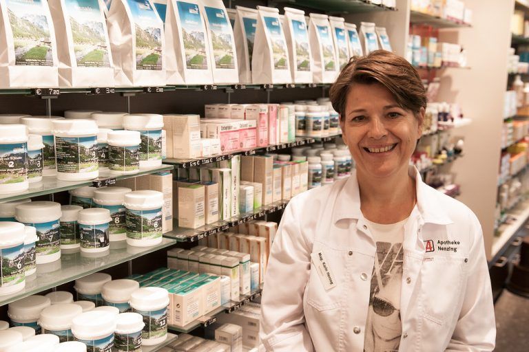 Karin Herzog bietet in ihrer Apotheke Nenzing auch eigene Produkte an.