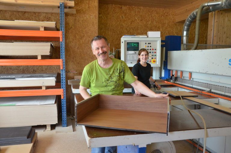 Karl Baliko (im Bild mit Tischlereitechnikerin Sarah Obertautsch) präsentiert auf der Interzum ein neues Schubladensystem. Foto: VN/Scalet