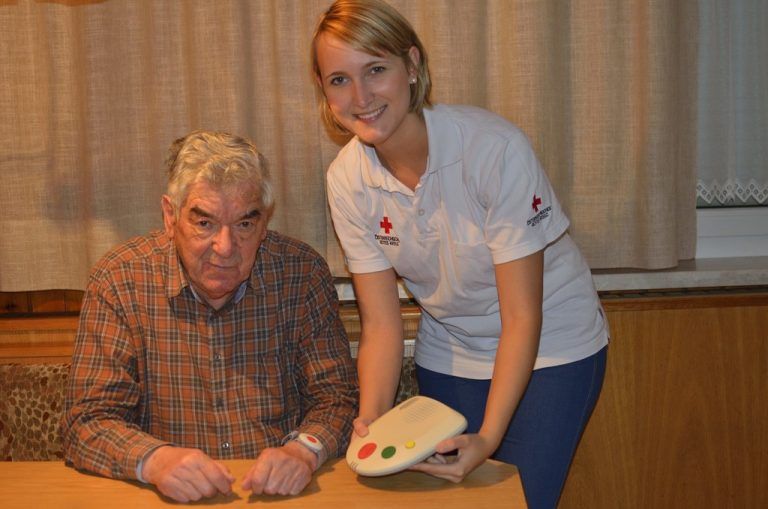 Karl Schlattinger und seine Enkelin Eva-Maria Schlattinger, ehrenamtliche Mitarbeiterin in der Rotkreuz-Abteilung Lustenau. Foto: Rotes Kreuz