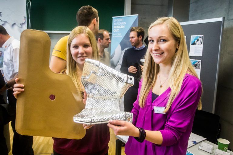 Katharina Walser (l.) und Lisa Rangger warben für die Firma Carcoustics um Bewerber.