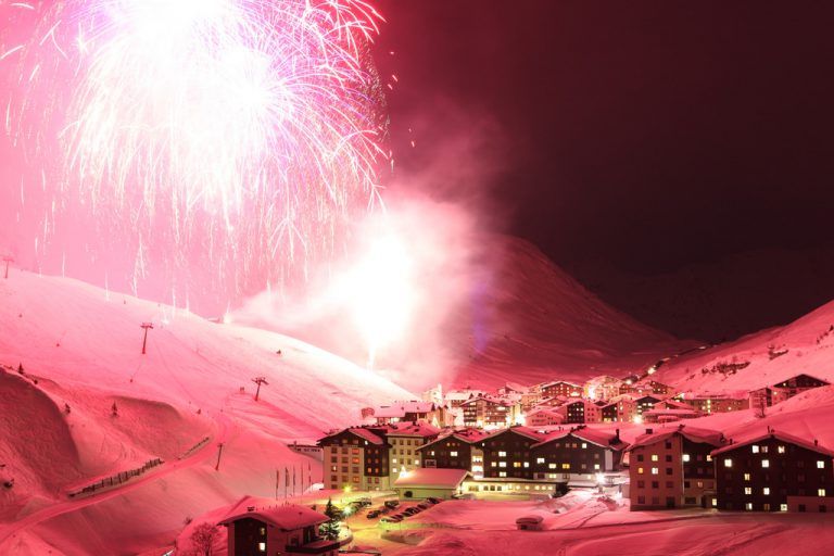 Klangfeuerwerk in ZürsEs genießt längst Kultstatus. Die Rede ist vom alljährlichen Klangfeuerwerk, das jeweils am 1. Jänner am Edelweißplatz in Zürs stattfindet. „Strong women of the 80s“ lautet diesmal das Motto, bei dem Feuerwerkskörper „taktgenau“ zur Musik „tanzen“.