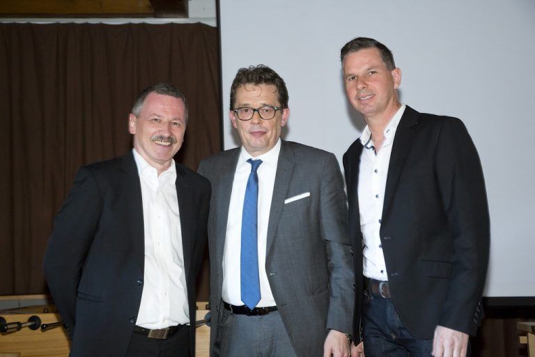 Klaus Nenning (51) wurde von seinen Branchenkollegen einstimmig zum neuen Innungsmeister der Vorarlberger Tischler gewählt. Der langjährige Innungsmeister Karl Baliko übergab ihm seine Funktion, die er acht Jahre ausübte.