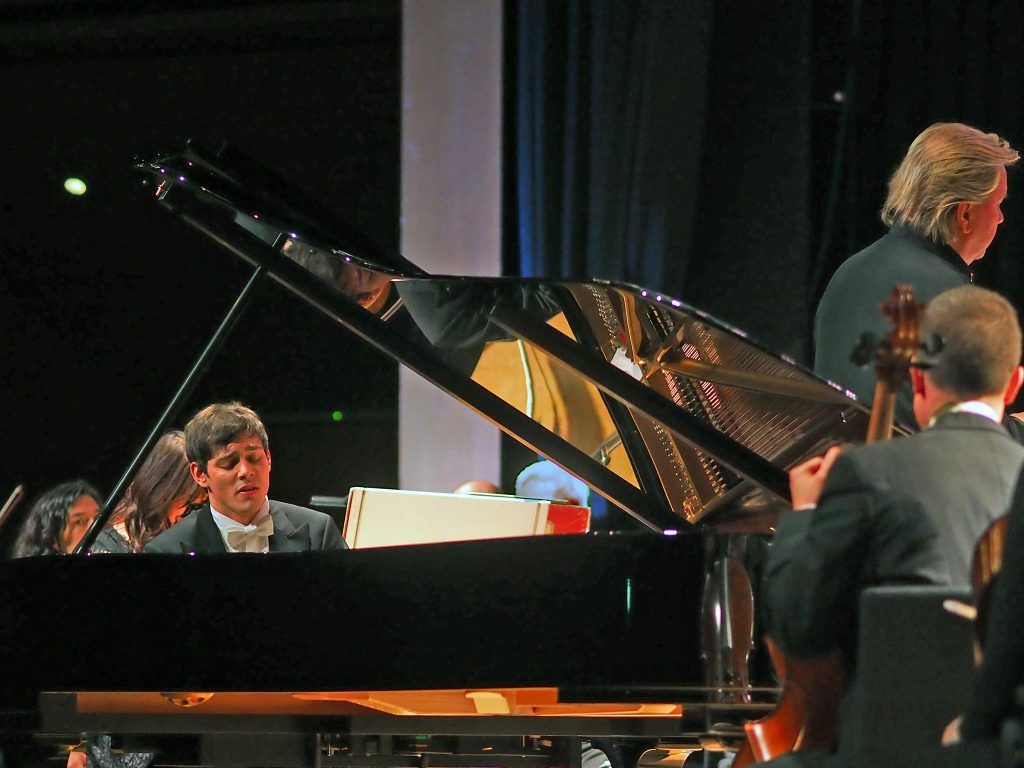 Aaron Pilsan spielt Mozart