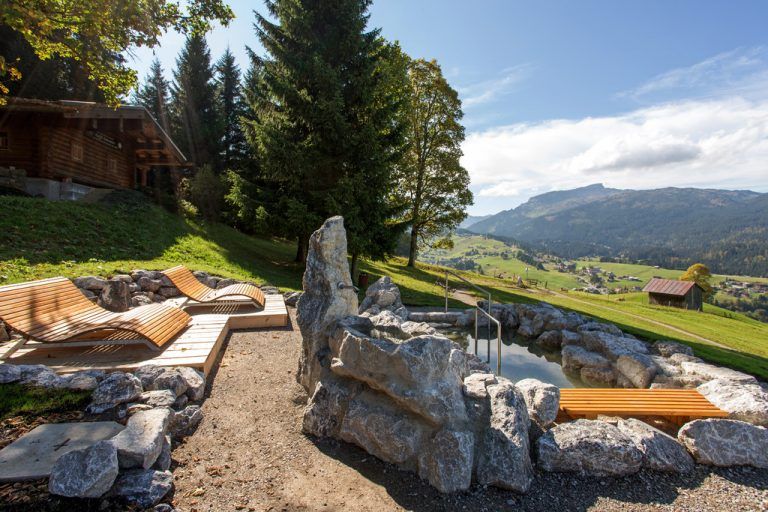 Kneipp-Plätzle Schwand Neu gestaltet wurde das Kneipp-Becken nahe der Bergstation des Schwandlifts. Nach einer Wanderung haben hier alle Kneipp-Begeisterten die Möglichkeit, ins kalte Wasser zu steigen und dessen Wirkung zu erleben.