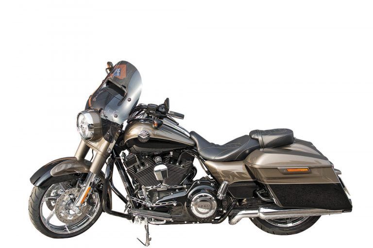 König der LandstraßeFür schlappe 36.000 Euro reicht Harley Davidson die FLHRSE CVO Road King an Kunden weiter. Dafür erhalten sie weit mehr als nur ein Motorrad. „Ein Kunstwerk“, sagt der Importeur.