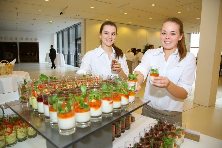 Köstlich: Die Mädchen von Caterer EvenTZ und der HLW Rankweil sorgten für den Service.