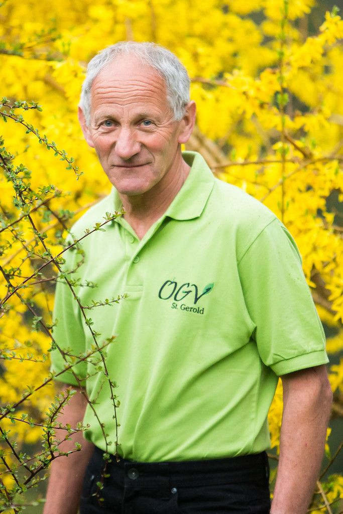 Konrad Burtscher ist Landwirt, OGV-Obmann, Gymnastikleiter, Mitglied der Feuerwehr und Totengräber zugleich. Foto: VN/Steurer