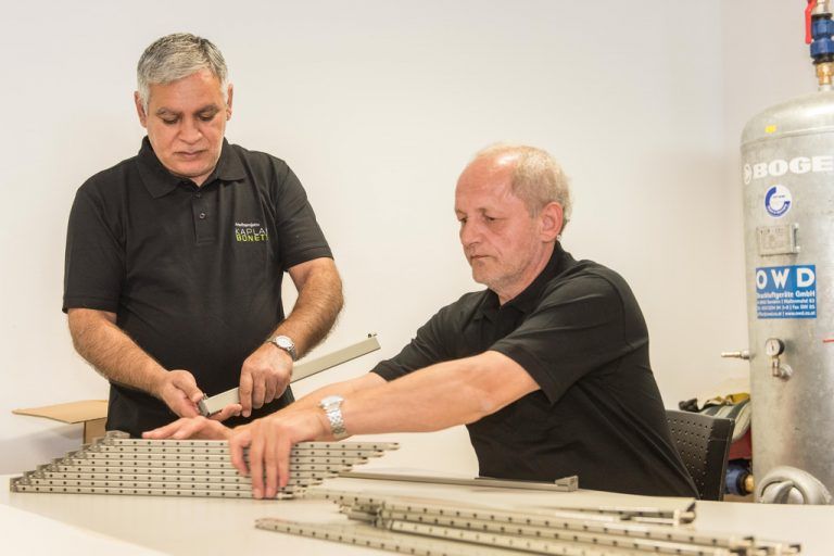 Konzentriert sind Drago Mitrovic (l.) und Herbert Grill bei der Sache, die Arbeit erfordert Präzision. Foto: DS
