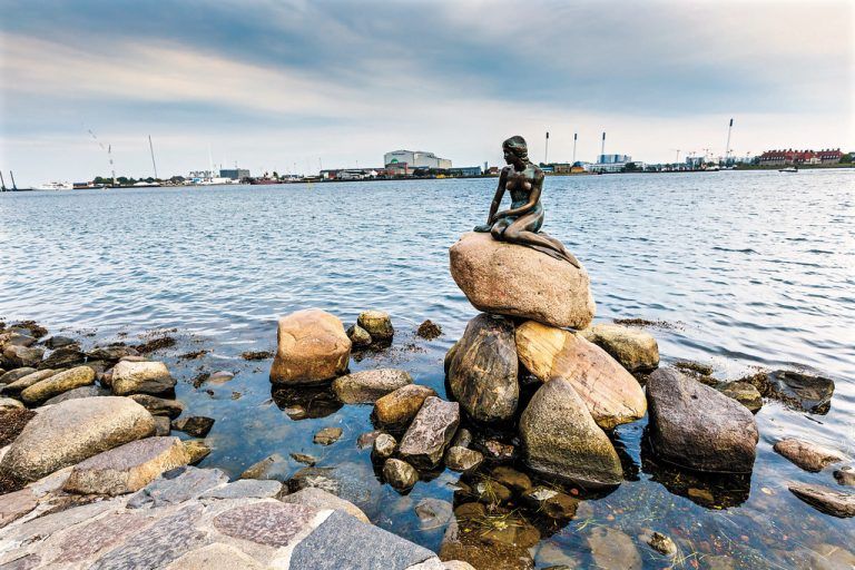 Kopenhagen hat seinen Besuchern viel zu bieten – trotzdem erfreut sich die kleine Meerjungfrau am Langelinie Pier größter Beliebtheit.