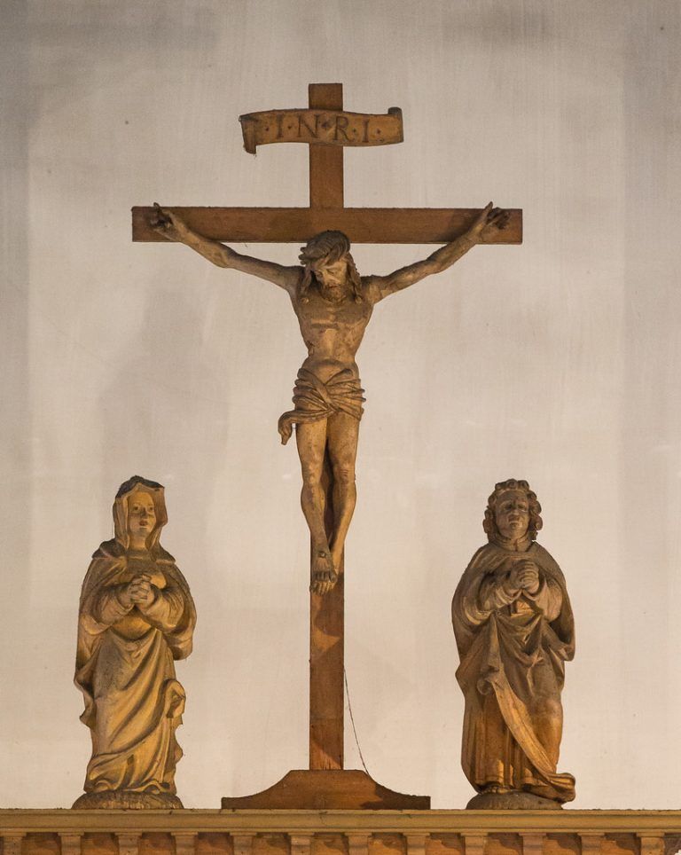 KreuzigungsgruppeDen Altar krönt die Darstellung des gekreuzigten Christus. Seine Mutter Maria und Johannes, der „Lieblingsjünger“ Jesu, harren bei ihm aus. Paulus beschreibt ihn im um das Jahr 50 entstandenen Galaterbrief als eine der drei „Säulen“ der jungen Kirche.