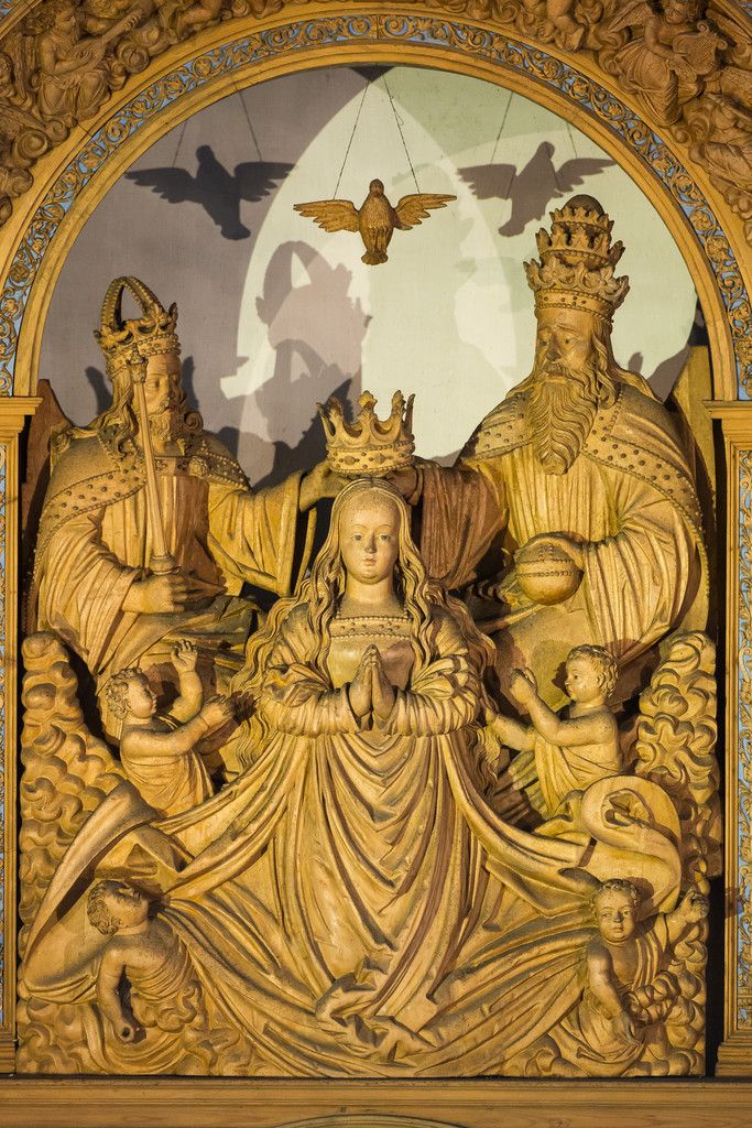 Krönung Mariensmit Christus, Gottvater und der Taube des hl. Geistes. Maria gilt als Urbild des glaubenden Menschen. Die moderne Theologie interpretiert das Bild von der Krönung Mariens als Hinweis darauf, dass alle Menschen vor Gott eine königliche Würde besitzen.