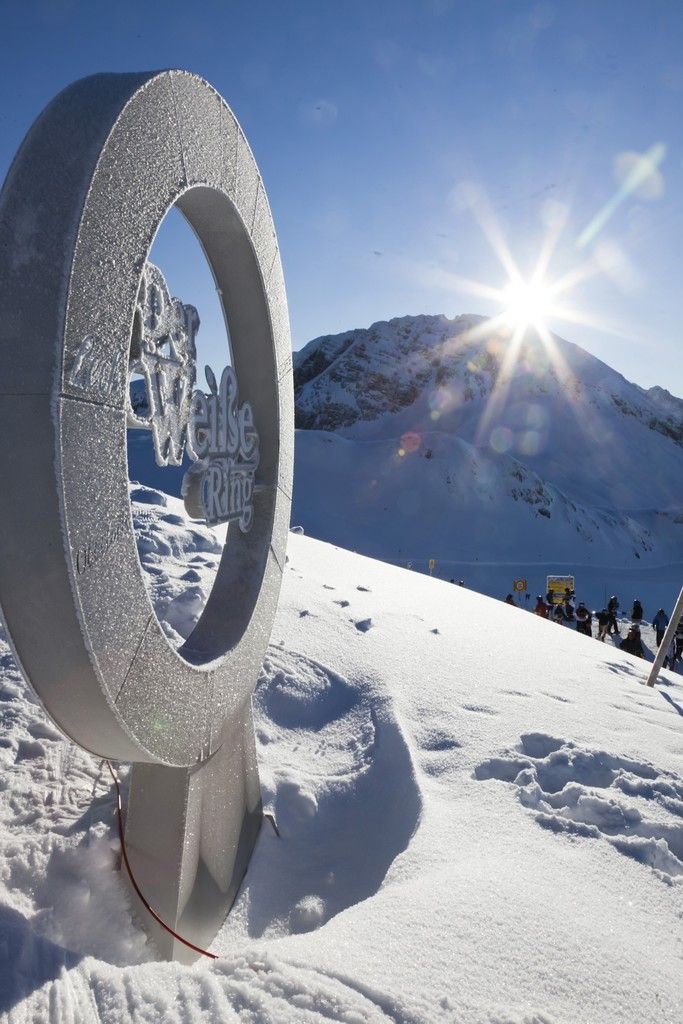 Kultrennen als Highlight22 Abfahrtskilometer und rund 5500 Höhenmeter mit den Skiern bewältigen. Das sind die Herausforderungen an die Teilnehmer des legendären Rennens „Der weiße Ring“. Der Startschuss fällt am 17. Jänner 2015.