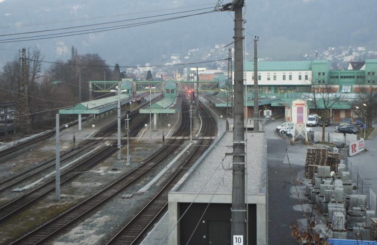 Lässt sich die ganze Gleisanlage inklusive Bahnhof unter die Erde verlegen? Das soll die Machbarkeitsstudie weisen. Foto: VN/Paulitsch