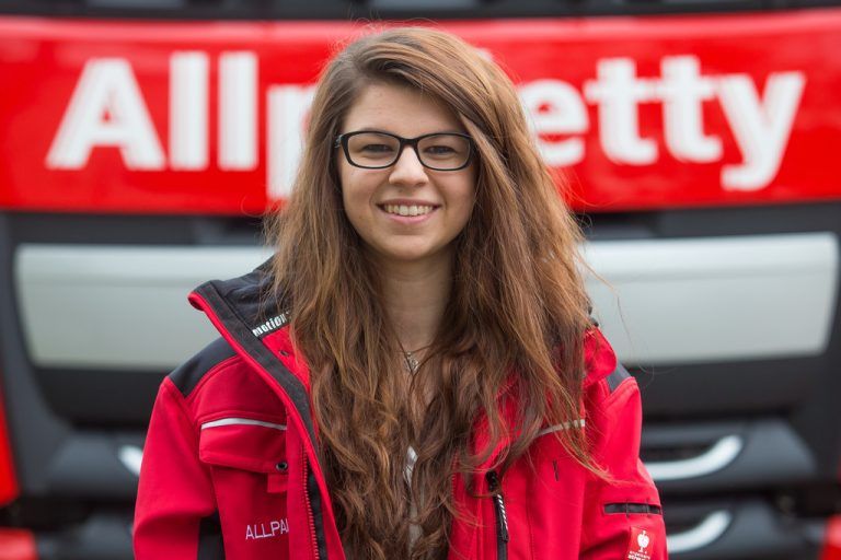 Larissa Dietachmair, BüroWir haben ein tolles Arbeitsklima und das Transportwesen finde ich sehr spannend und das Aufgabengebiet ist sehr abwechslungsreich.